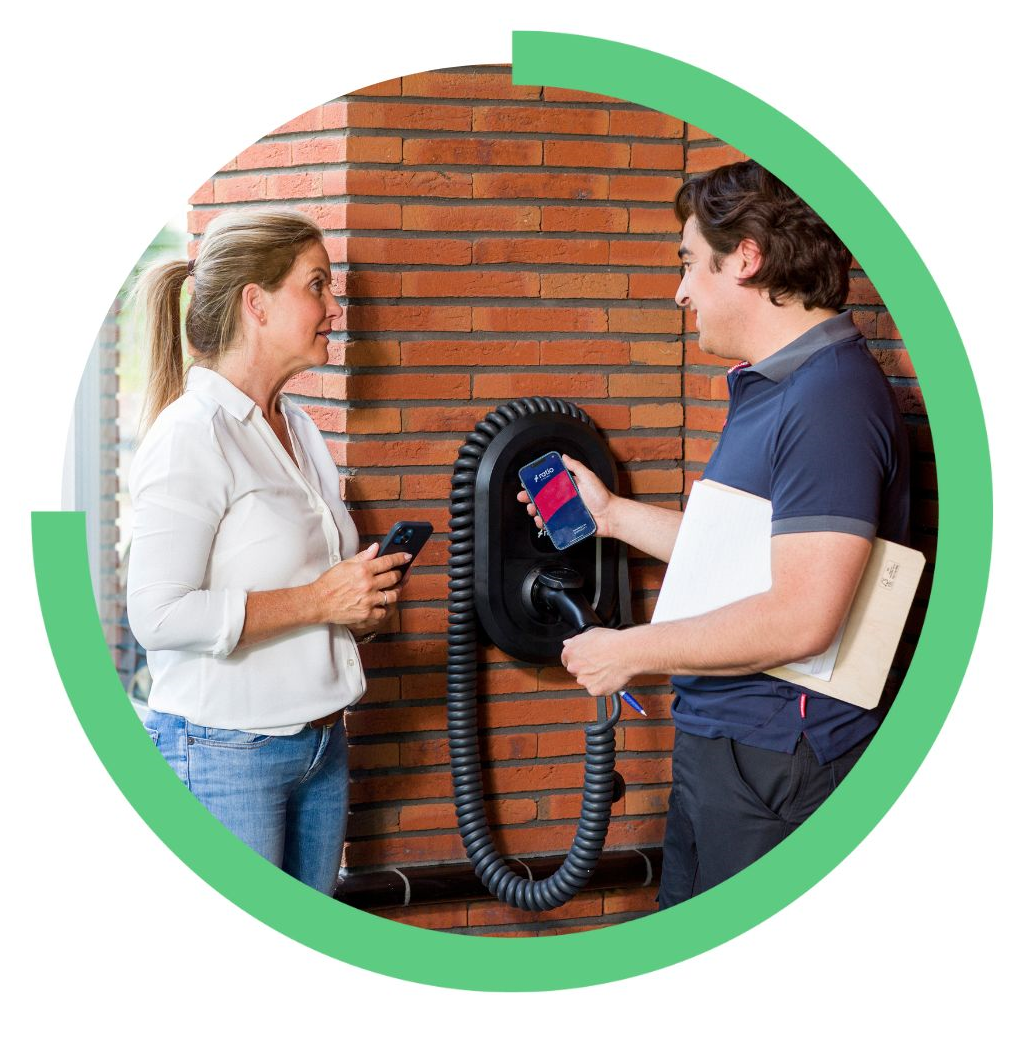 vrouw met installateur bij Ratio wandlader