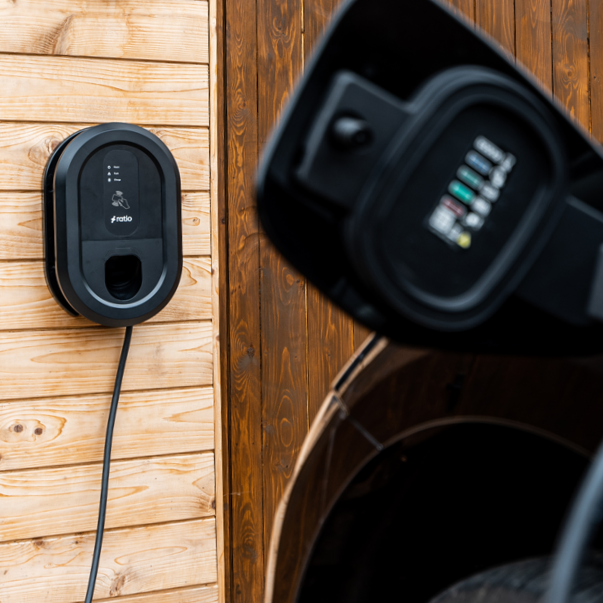 Elektrische auto aangesloten op Ratio laadpaal met laadkabel