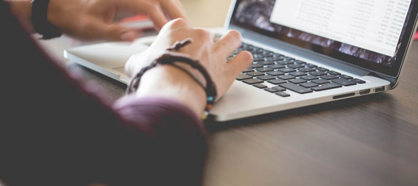 een man gebruikt laptop