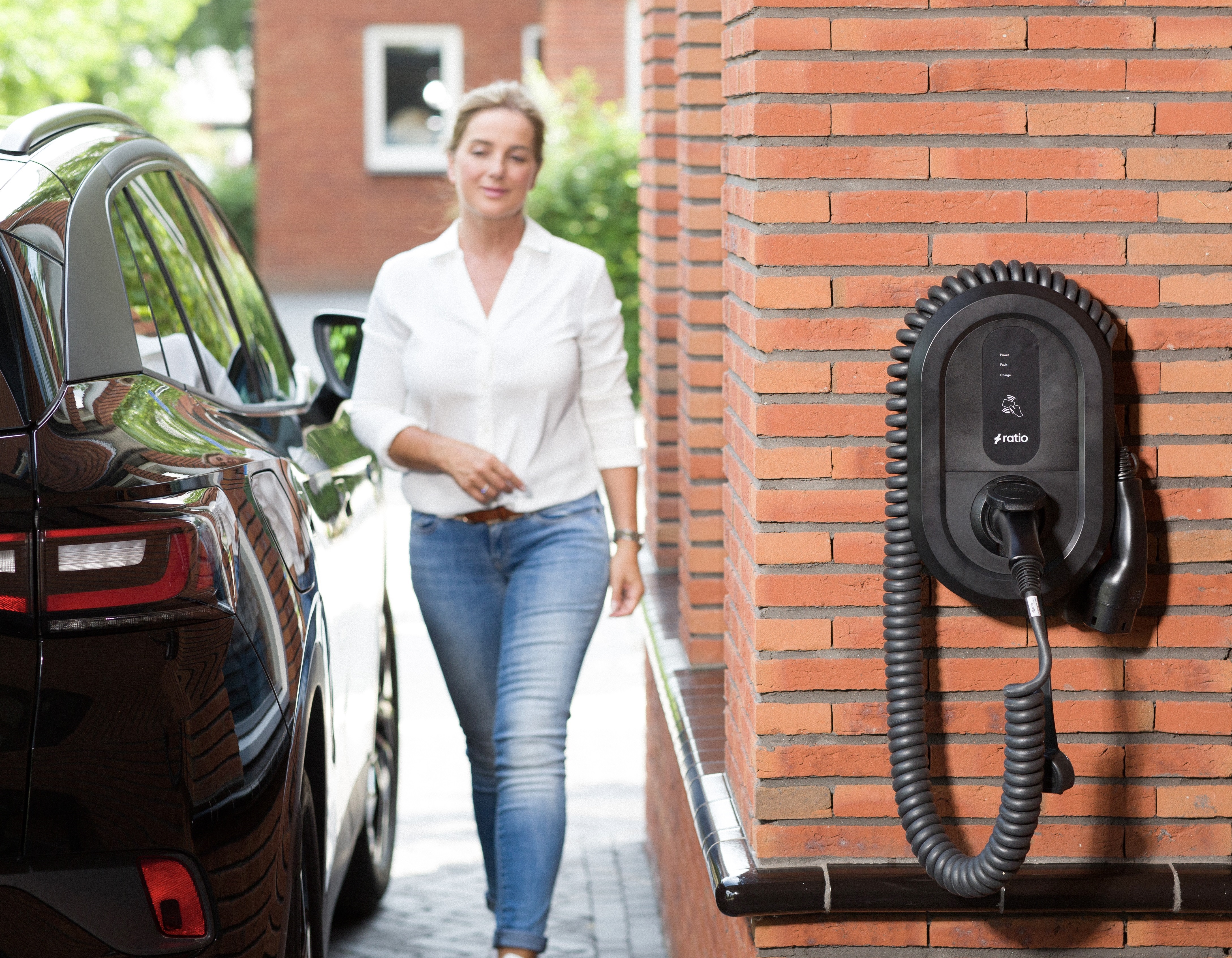 vrouw loopt langs Ratio laadpaal