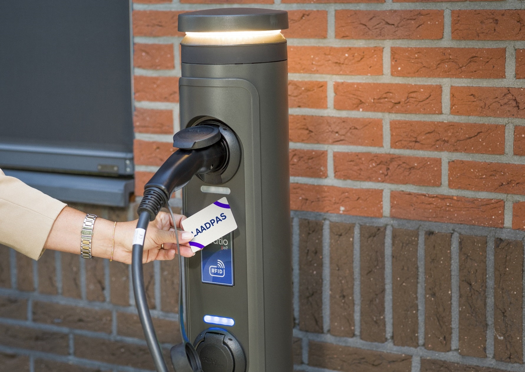 Laadpas bij de RFID-lezer van een Ratio io7 laadpaal