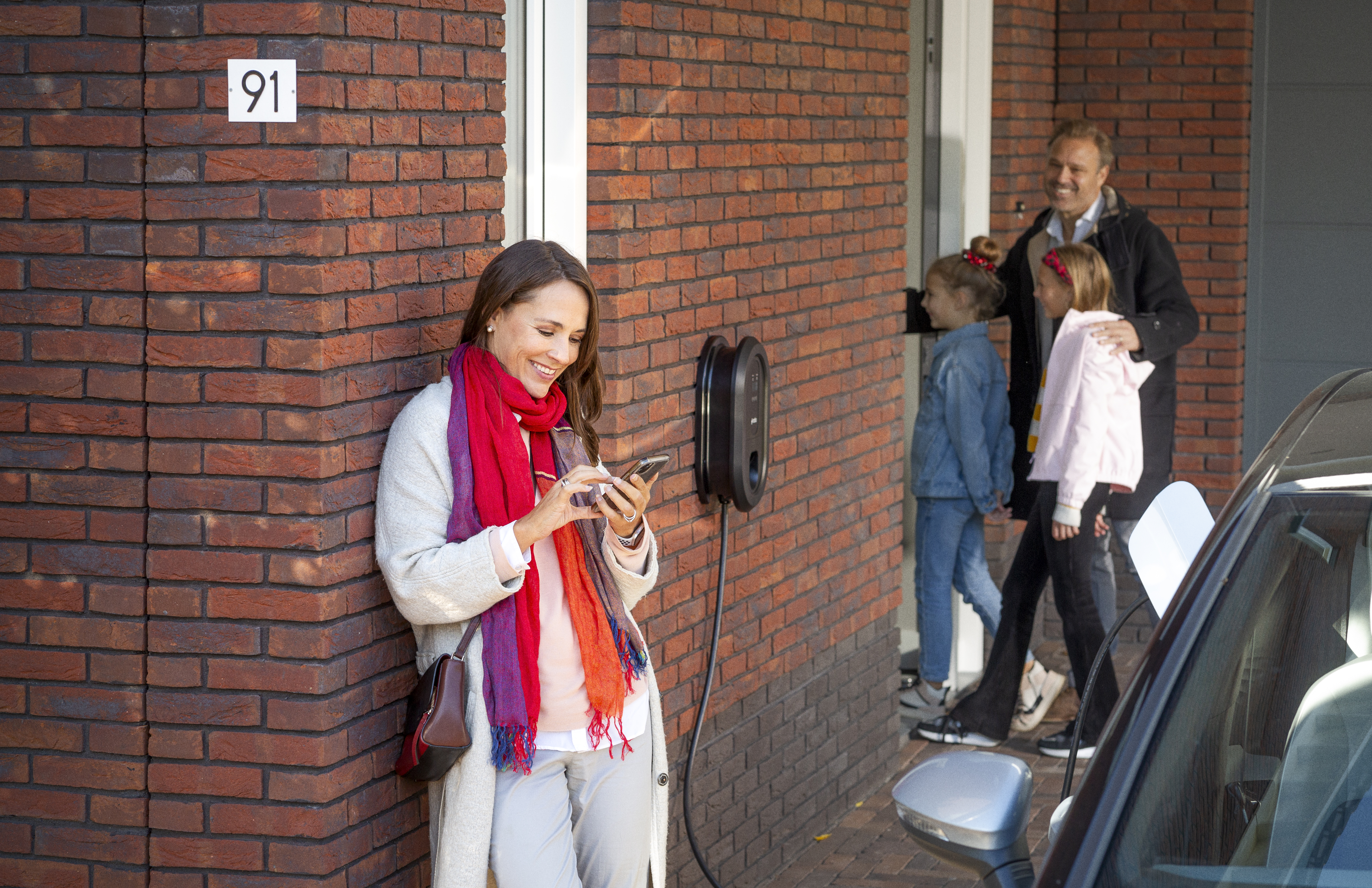 Elektrische auto wordt opgeladen bij een Ratio laadpaal aan huis