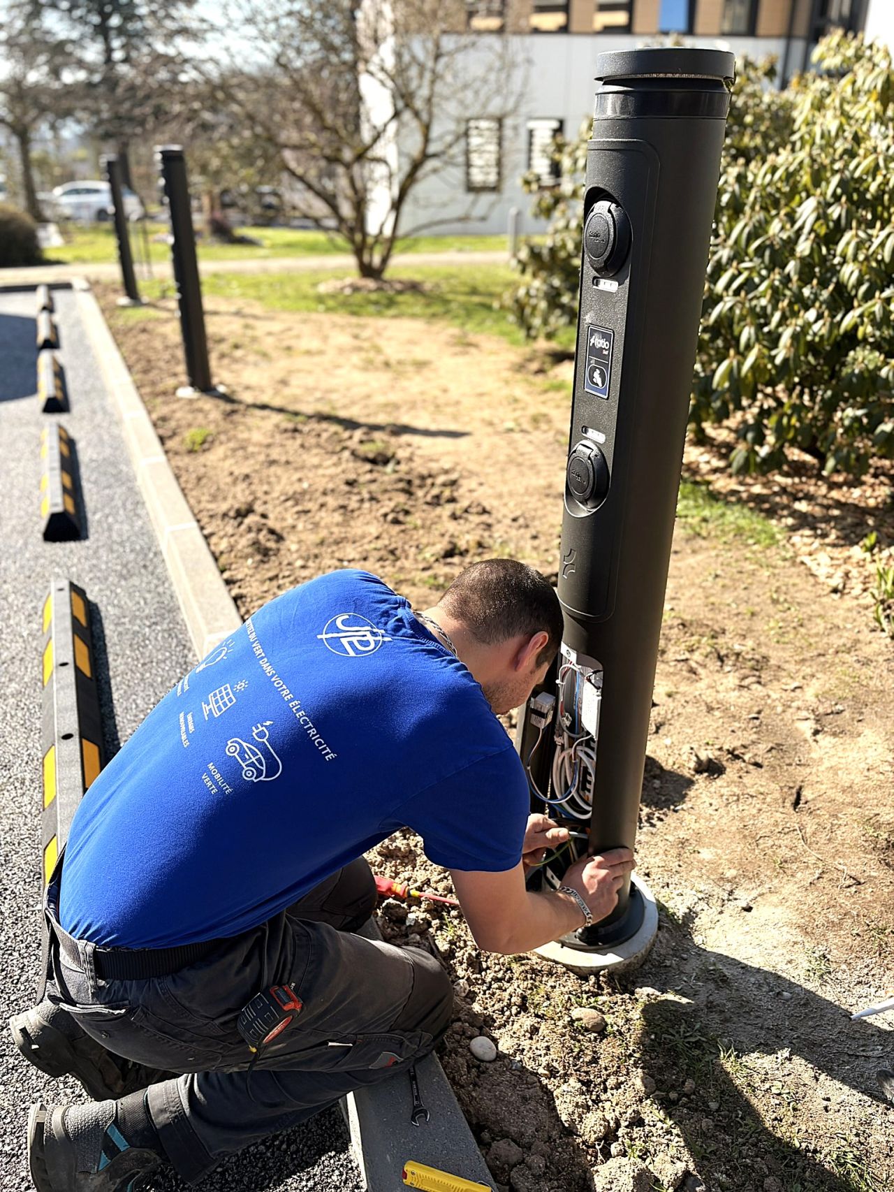 Installatie van een Ratio io7-laadpaal door JLP Électricité in Frankrijk