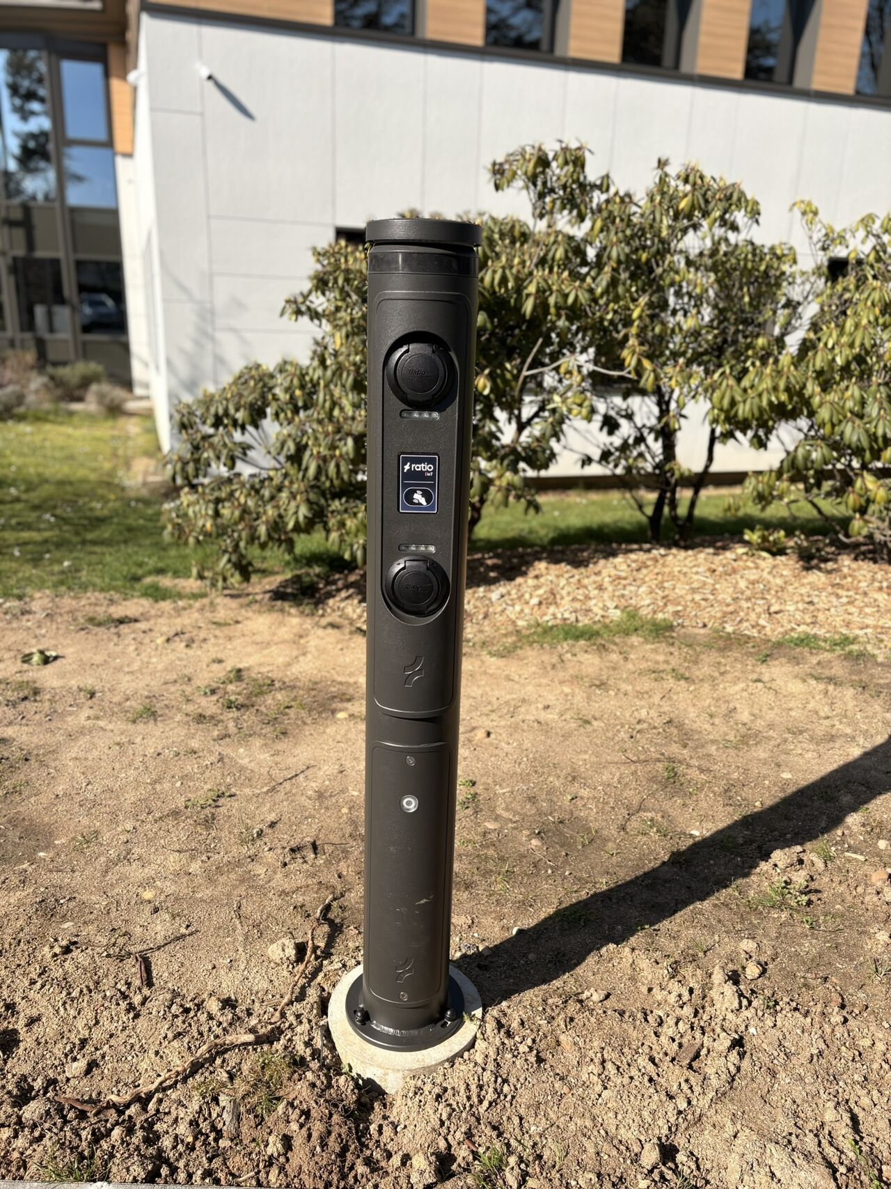 Ratio io7-laadpaal op het parkeerterrein van Village d’Affaires R24 in Frankrijk